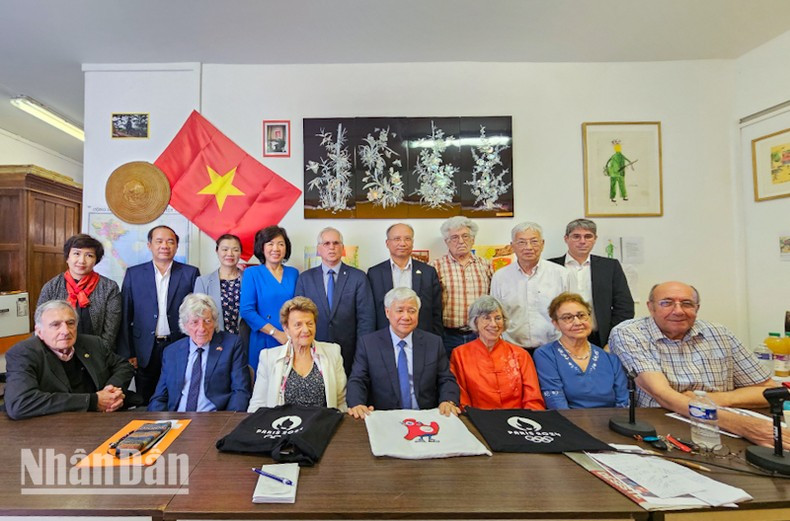 Делегация на встрече с руководителями Общества французско-вьетнамской дружбы.