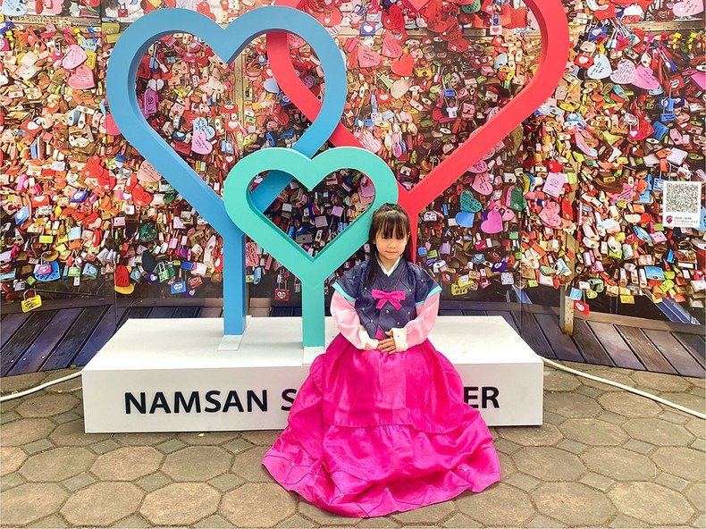 Дети имеют возможность сфотографироваться в традиционной южнокорейской одежде.