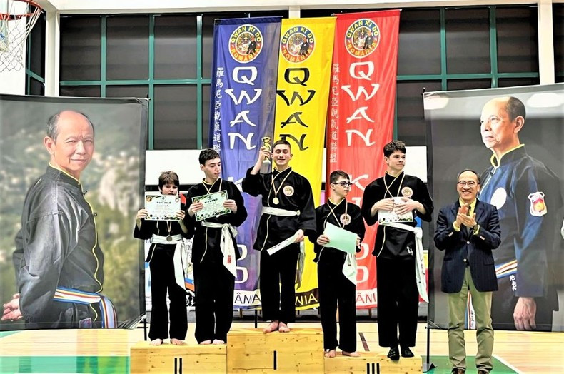 Посол До Дык Тхань вручает награды спортсменам. Посол До Дык Тхань вручает награды спортсменам.