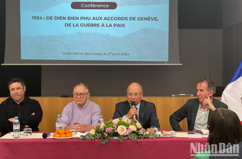 Посол Динь Тоан Тханг выступает на семинаре. Фото: Кхай Хоан Посол Динь Тоан Тханг выступает на семинаре. Фото: Кхай Хоан