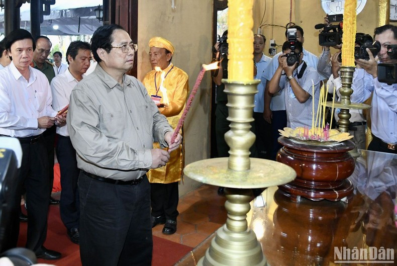 Премьер-министр Фам Минь Тьинь воскуряет благовония в память о национальном герое Чыонг Дине. Премьер-министр Фам Минь Тьинь воскуряет благовония в память о национальном герое Чыонг Дине.