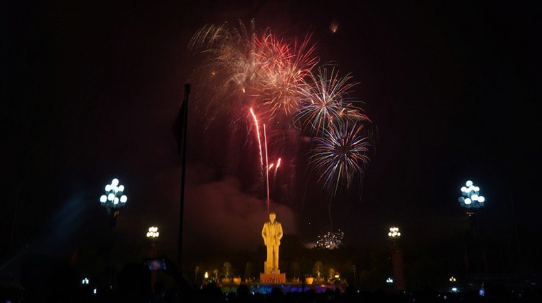 Фейерверк в рамках художественной программы по встрече Нового 2024 года в городе Винь провинции Нгеан. Фейерверк в рамках художественной программы по встрече Нового 2024 года в городе Винь провинции Нгеан.