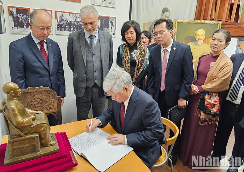 Товарищ До Ван Тьиен посещает пространство Хо Ши Мина. Фото: Минь Зюи Товарищ До Ван Тьиен посещает пространство Хо Ши Мина. Фото: Минь Зюи