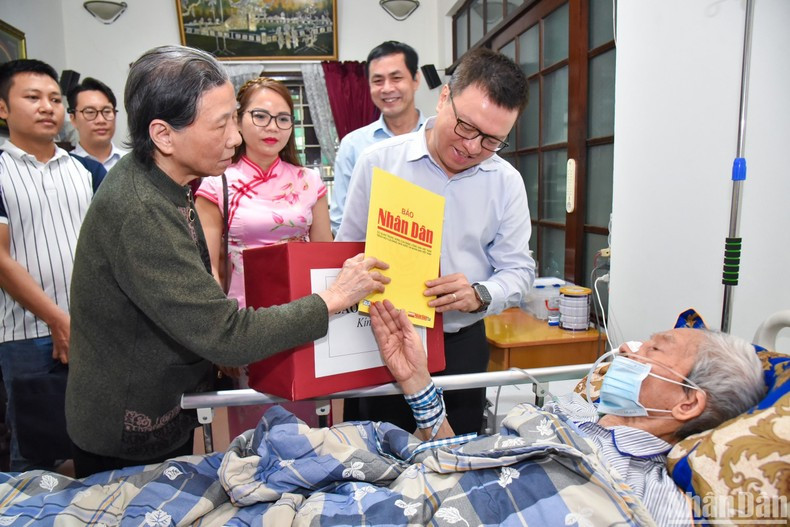 Товарищ Ле Куок Минь вручает подарок генерал-лейтенанту Тьу Зюи Киню по случаю 70-летия победы в битве при Дьенбьенфу. Фото: Нят Куанг Товарищ Ле Куок Минь вручает подарок генерал-лейтенанту Тьу Зюи Киню по случаю 70-летия победы в битве при Дьенбьенфу. Фото: Нят Куанг