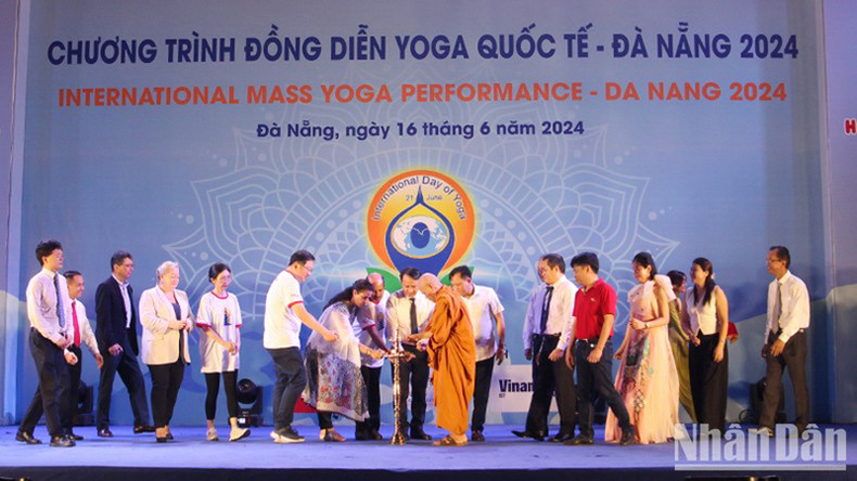 Делегаты проводят ритуал зажжения свечи. Делегаты проводят ритуал зажжения свечи.