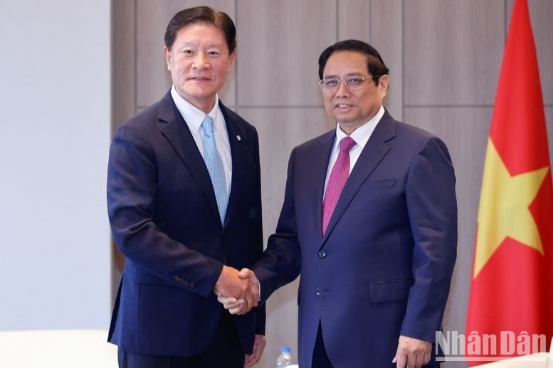 Премьер-министр Фам Минь Тьинь принимает руководителя корпорации GS Engineering & Construction. Фото: Нят Бак Премьер-министр Фам Минь Тьинь принимает руководителя корпорации GS Engineering & Construction. Фото: Нят Бак