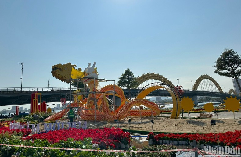 Основная часть – талисман дракона из пенопласта длиной 50 м и весом почти 1 тонну.