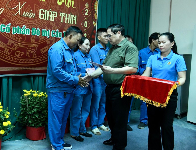 Премьер-министр Фам Минь Тьинь вручает новогодние подарки работникам АО по городским вопросам Кантхо. Премьер-министр Фам Минь Тьинь вручает новогодние подарки работникам АО по городским вопросам Кантхо.