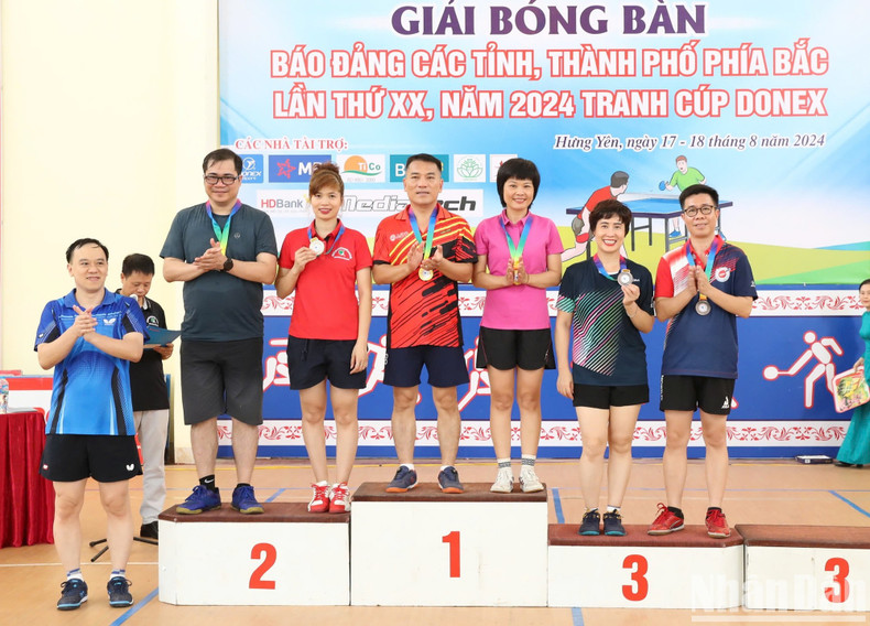 Журналисты Данг Нгок Хай и Фам Йен Кхань (газета «Новый Ханой») завоевали первый приз в смешанном парном разряде среди спортсменов старше 45 лет. Журналисты Данг Нгок Хай и Фам Йен Кхань (газета «Новый Ханой») завоевали первый приз в смешанном парном разряде среди спортсменов старше 45 лет.