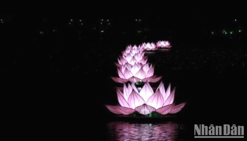 После празднования Весака в 2008 году церемония зажигания 7 цветков лотоса на реке Хыонг стала уникальным культурным и туристическим символом Хюэ.