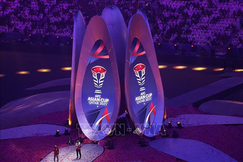 В центре сцены расположены четыре больших экрана, собранных в виде миниатюрного стадиона Лусаил. Фото: AFP/ВИА В центре сцены расположены четыре больших экрана, собранных в виде миниатюрного стадиона Лусаил. Фото: AFP/ВИА