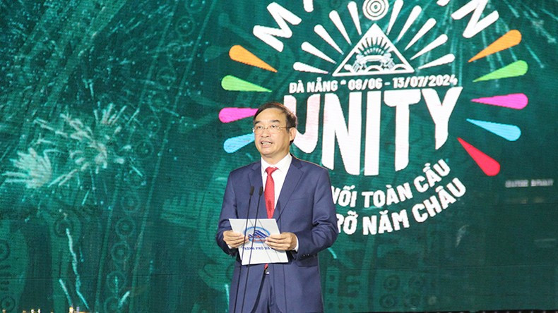 Председатель Народного комитета Дананга Ле Чунг Тьинь выступает с речью.