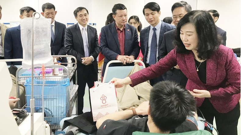 Товарищ Дао Хонг Лан навещает доноров крови и вручает им подарки.