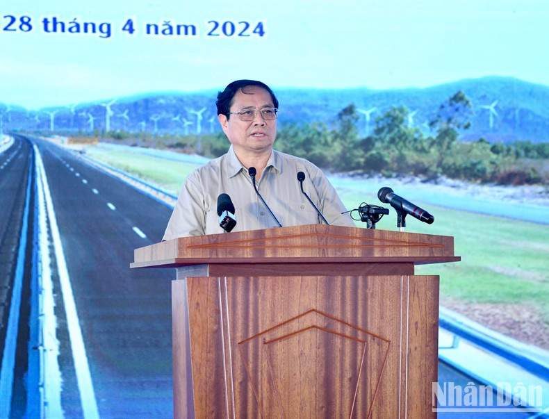 Премьер-министр Фам Минь Тьинь выступает на церемонии. Премьер-министр Фам Минь Тьинь выступает на церемонии.