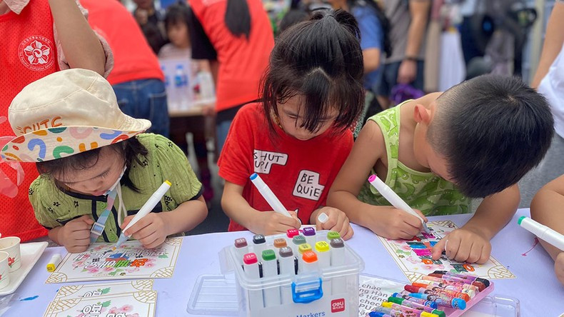 Дети участвуют в рисовании.