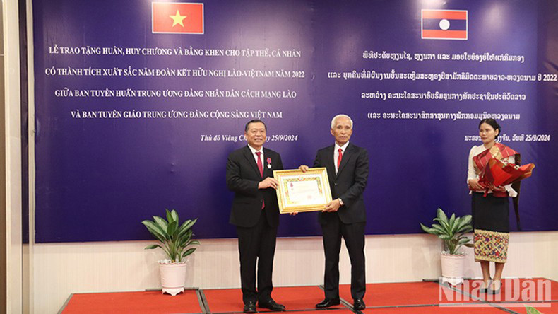 Заведующий Пропагандистско-просветительным отделом ЦК НРПЛ Кхампхан Пхеуявонг от имени руководителей лаосской Партии и Государства вручает Орден Свободы (Itxala) 3-й степени товарищу Лай Суан Мону. Фото: Хай Тиен Заведующий Пропагандистско-просветительным отделом ЦК НРПЛ Кхампхан Пхеуявонг от имени руководителей лаосской Партии и Государства вручает Орден Свободы (Itxala) 3-й степени товарищу Лай Суан Мону. Фото: Хай Тиен