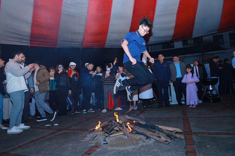 Вьетнамские студенты танцуют вокруг новрузского костра. Фото: Посольство Азербайджана во Вьетнаме Вьетнамские студенты танцуют вокруг новрузского костра. Фото: Посольство Азербайджана во Вьетнаме