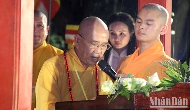 Заведующий административным советом Вьетнамской буддийской сангхи в провинции Тхыатхиен-Хюэ, старший монах Тхить Кхэ Тьон выступает со вступительной речью.