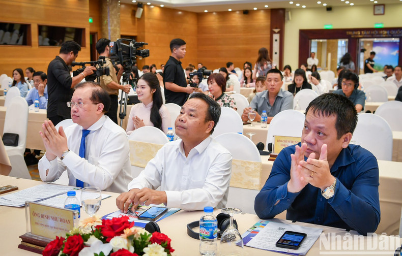 Товарищ Динь Ньы Хоан (в центре) присутствует на пресс-конференции. Товарищ Динь Ньы Хоан (в центре) присутствует на пресс-конференции.