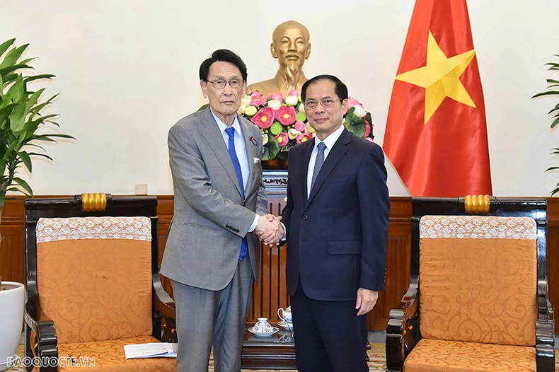 Министр иностранных дел Буй Тхань Шон и г-н Токай Кисабуро. Фото: baoquocte.vn Министр иностранных дел Буй Тхань Шон и г-н Токай Кисабуро. Фото: baoquocte.vn