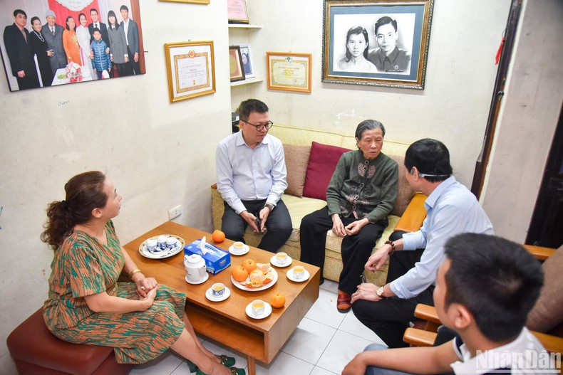 Делегация беседует с женой и дочерью генерал-лейтенанта Тьу Зюи Киня. Фото: Нят Куанг Делегация беседует с женой и дочерью генерал-лейтенанта Тьу Зюи Киня. Фото: Нят Куанг