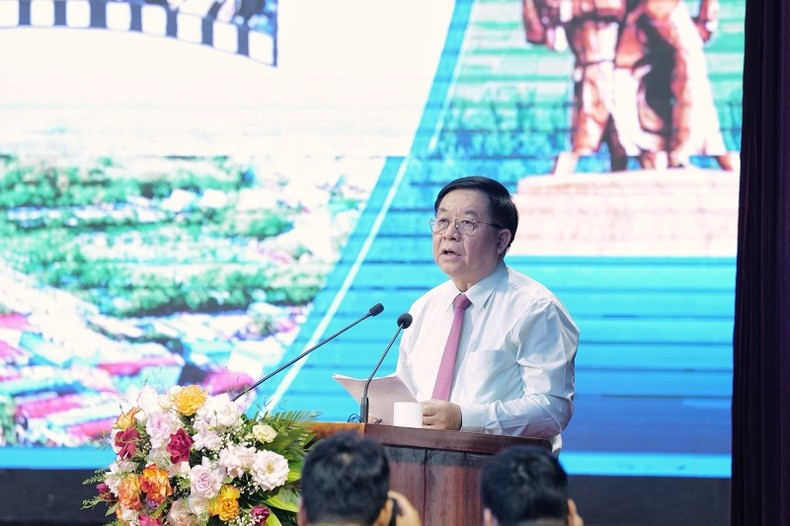 Товарищ Нгуен Чонг Нгиа выступает с речью. Товарищ Нгуен Чонг Нгиа выступает с речью.