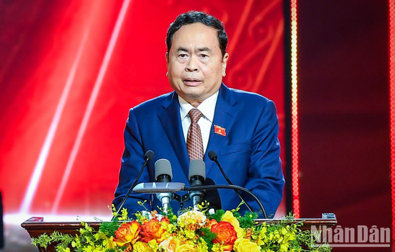 Товарищ Чан Тхань Ман выступает с речью. Товарищ Чан Тхань Ман выступает с речью.