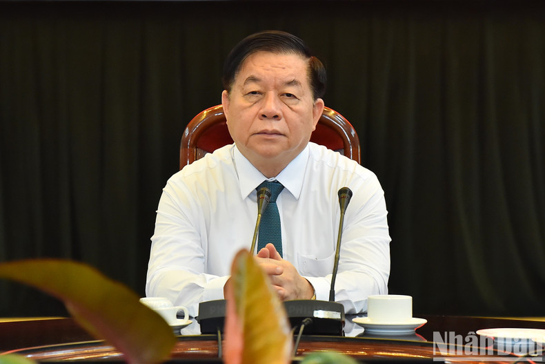 Товарищ Нгуен Чонг Нгиа на рабочей встрече в головном офисе газеты «Нянзан». Товарищ Нгуен Чонг Нгиа на рабочей встрече в головном офисе газеты «Нянзан».