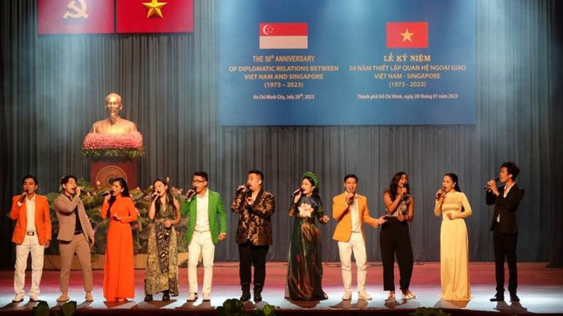 В г. Хошимине прошел культурный обмен по случаю 50-летия установления дипломатических отношений между Вьетнамом и Сингапуром. Фото: Мань Хао В г. Хошимине прошел культурный обмен по случаю 50-летия установления дипломатических отношений между Вьетнамом и Сингапуром. Фото: Мань Хао