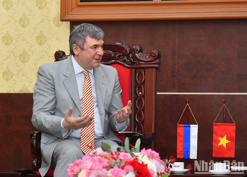 Заместитель председателя Комитета по внешним связям города Санкт-Петербурга Калганов Вячеслав Геннадьевич выступает с речью. Фото: Тхюи Нгуен Заместитель председателя Комитета по внешним связям города Санкт-Петербурга Калганов Вячеслав Геннадьевич выступает с речью. Фото: Тхюи Нгуен