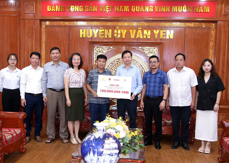 Представители газеты «Нянзан», спонсоры и руководители Народного комитета уезда Ванйен символически вручают средства для поддержки жителей уезда Ванйен провинции Йенбай. Фото: Тхань Шон