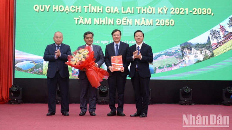 Вице-премьер Чан Хонг Ха вручает Решение об утверждении плана развития провинции Жалай. Вице-премьер Чан Хонг Ха вручает Решение об утверждении плана развития провинции Жалай.