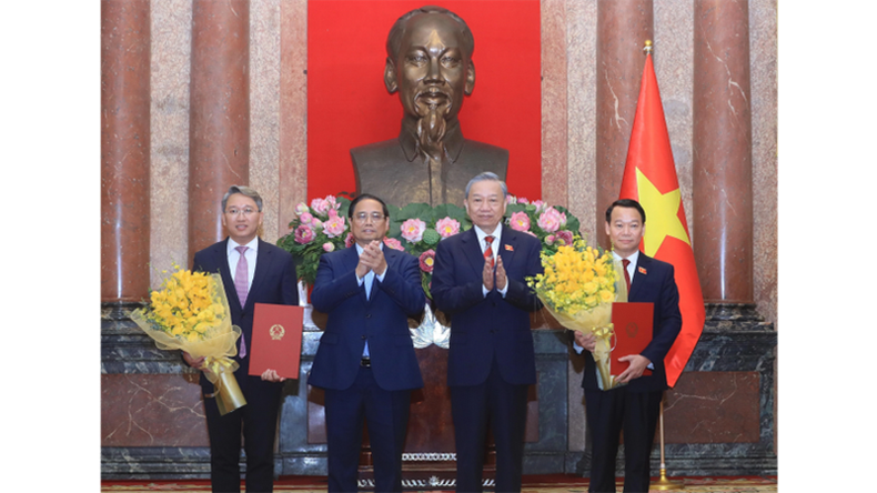 Генеральный секретарь ЦК КПВ, Президент То Лам вручает решения, Премьер-министр Фам Минь Тьинь вручает цветы Министру природных ресурсов и охраны окружающей среды и Министру юстиции. Фото: ВИА Генеральный секретарь ЦК КПВ, Президент То Лам вручает решения, Премьер-министр Фам Минь Тьинь вручает цветы Министру природных ресурсов и охраны окружающей среды и Министру юстиции. Фото: ВИА