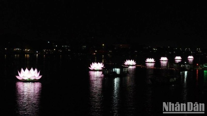 7 цветков лотоса «распускаются» на реке Хыонг.