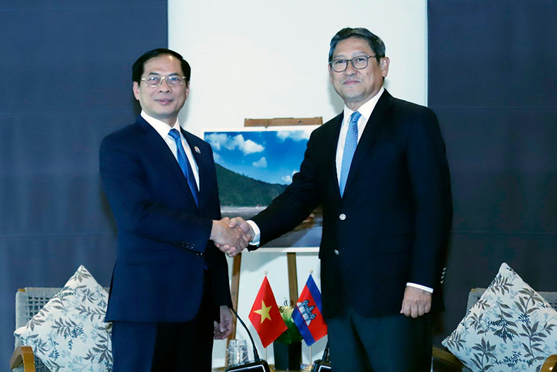 Глава МИД Вьетнама Буй Тхань Шон (слева) и Вице-премьер, Министр иностранных дел и международного сотрудничества Камбоджи Сок Ченда Сопхеа. Фото: ВИА Глава МИД Вьетнама Буй Тхань Шон (слева) и Вице-премьер, Министр иностранных дел и международного сотрудничества Камбоджи Сок Ченда Сопхеа. Фото: ВИА