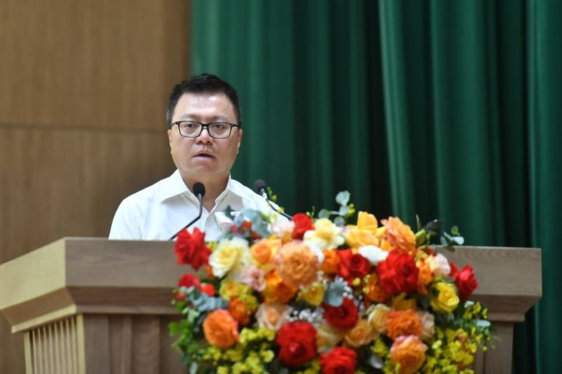 Товарищ Ле Куок Минь выступает на конференции. Товарищ Ле Куок Минь выступает на конференции.