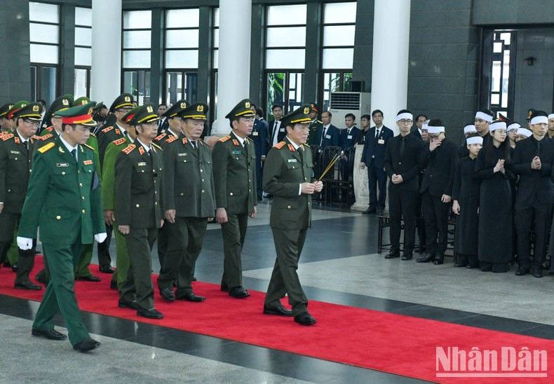 Делегация Центрального парткома Сил общественной безопасности, Министерства общественной безопасности чтит память Генерального секретаря ЦК КПВ Нгуен Фу Чонга. Делегация Центрального парткома Сил общественной безопасности, Министерства общественной безопасности чтит память Генерального секретаря ЦК КПВ Нгуен Фу Чонга.