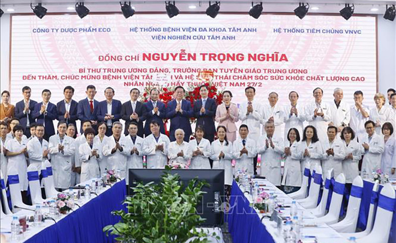 Товарищ Нгуен Чонг Нгиа и рабочая делегация поздравляют сотрудников Больницы общего профиля Тамань. Фото: ВИА Товарищ Нгуен Чонг Нгиа и рабочая делегация поздравляют сотрудников Больницы общего профиля Тамань. Фото: ВИА