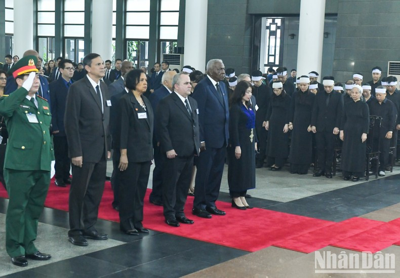 Делегация Кубы чтит память Генерального секретаря ЦК КПВ Нгуен Фу Чонга. Делегация Кубы чтит память Генерального секретаря ЦК КПВ Нгуен Фу Чонга.