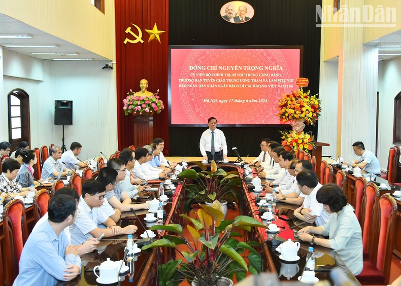 Товарищ Нгуен Чонг Нгиа направил теплые пожелания руководителям и сотрудникам газеты «Нянзан». Товарищ Нгуен Чонг Нгиа направил теплые пожелания руководителям и сотрудникам газеты «Нянзан».