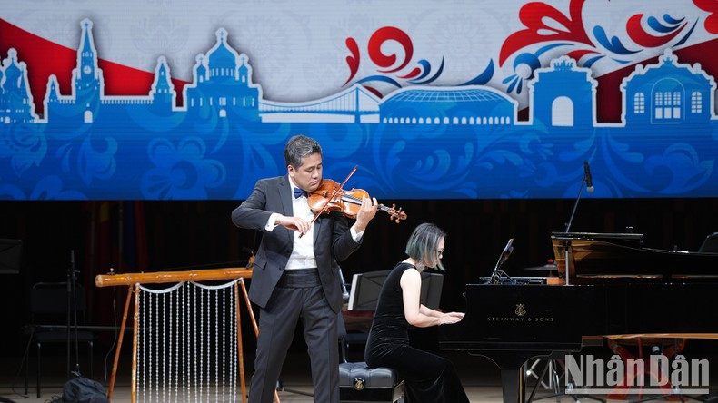 Артист Буй Конг Зюи исполняет соло на скрипке.