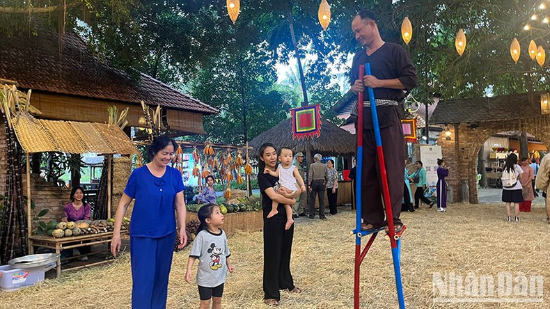 Посетители также могут насладиться народными играми. Посетители также могут насладиться народными играми.