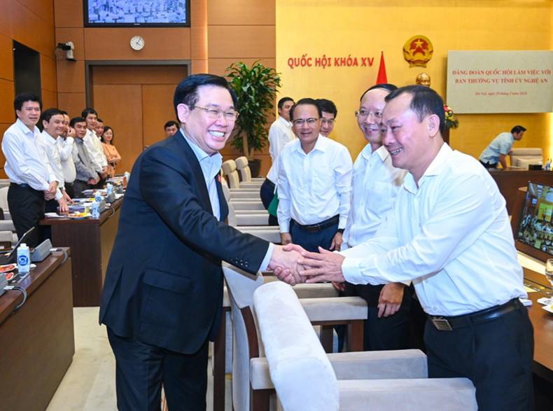 Председатель НС Выонг Динь Хюэ и делегаты. Фото: Зюи Линь