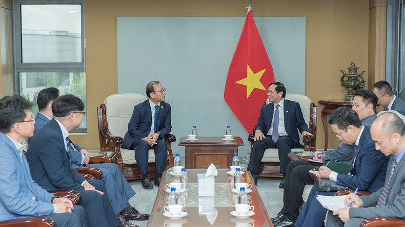 Министр иностранных дел Буй Тхань Шон принимает представителей семьи Ли вьетнамского происхождения в Южной Корее. Министр иностранных дел Буй Тхань Шон принимает представителей семьи Ли вьетнамского происхождения в Южной Корее.