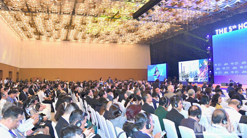 Отечественные и международные делегаты на форуме. Отечественные и международные делегаты на форуме.