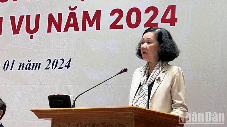 Товарищ Чыонг Тхи Май выступает на конференции. Товарищ Чыонг Тхи Май выступает на конференции.