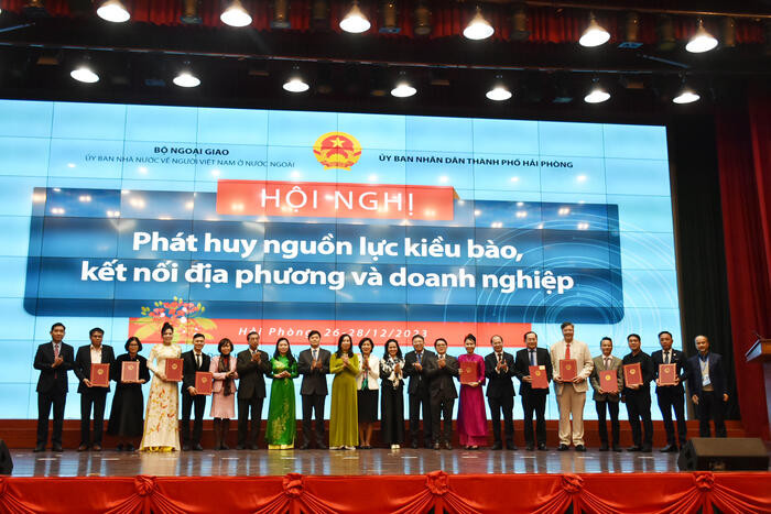 Вьетнамские предприятия, ассоциации и вьетнамцы подписывают меморандумы о взаимопонимании по сотрудничеству в целях продвижения ресурсов вьетнамцев за рубежом, соединения местностей и предприятий. Фото: Государственный комитет по делам вьетнамцев, проживающих за границей Вьетнамские предприятия, ассоциации и вьетнамцы подписывают меморандумы о взаимопонимании по сотрудничеству в целях продвижения ресурсов вьетнамцев за рубежом, соединения местностей и предприятий. Фото: Государственный комитет по делам вьетнамцев, проживающих за границей