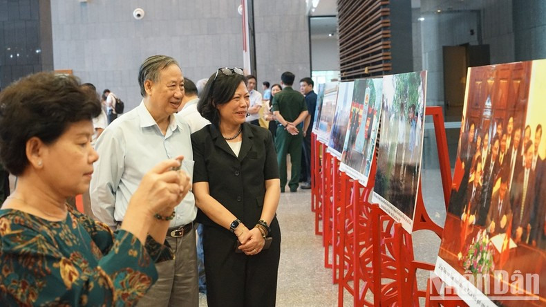 Участники мероприятия посещают фотовыставку, рассказывающую о демаркации сухопутной границы между Вьетнамом и Китаем. Фото: Чунг Хынг Участники мероприятия посещают фотовыставку, рассказывающую о демаркации сухопутной границы между Вьетнамом и Китаем. Фото: Чунг Хынг