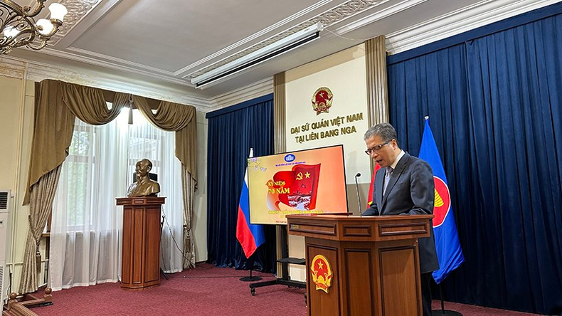 Посол Вьетнама в России Данг Минь Кхой выступает на церемонии. Фото: Тхюи Ван Посол Вьетнама в России Данг Минь Кхой выступает на церемонии. Фото: Тхюи Ван