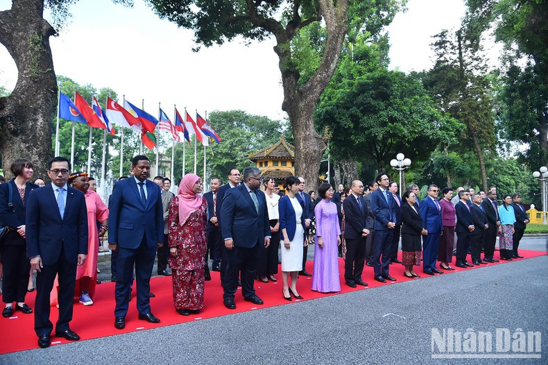 Заместитель министра иностранных дел До Хунг Вьет, послы, поверенные в делах, представители стран-членов АСЕАН и стран-партнеров АСЕАН и гости на церемонии.